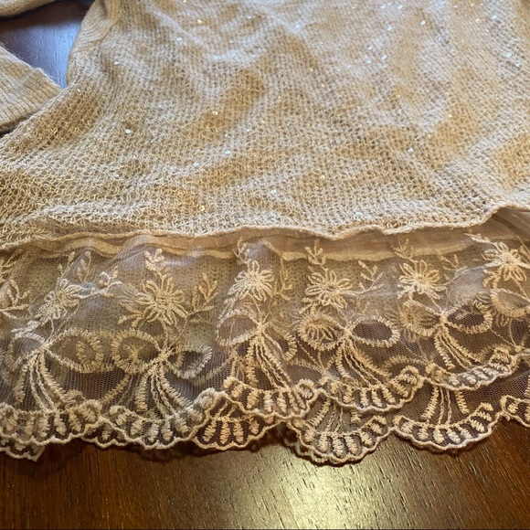 Beige lace hem knit top size US 8 - Picture 5 of 9